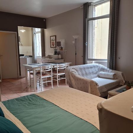 Le Prieure - Studios Jusqu'A 4 Personnes Вильнёв-ле-Безье Экстерьер фото