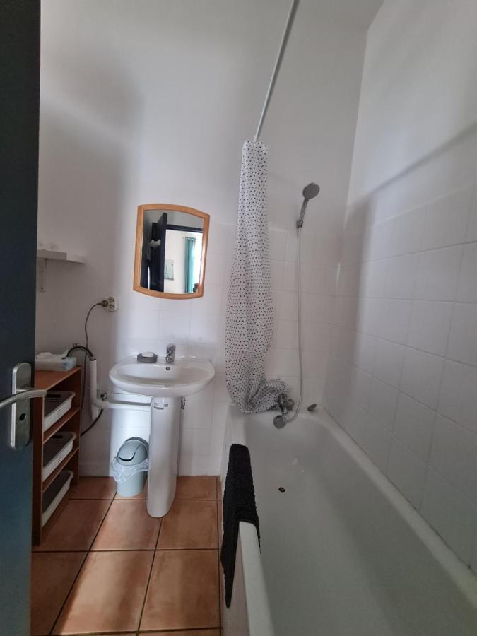 Le Prieure - Studios Jusqu'A 4 Personnes Вильнёв-ле-Безье Экстерьер фото